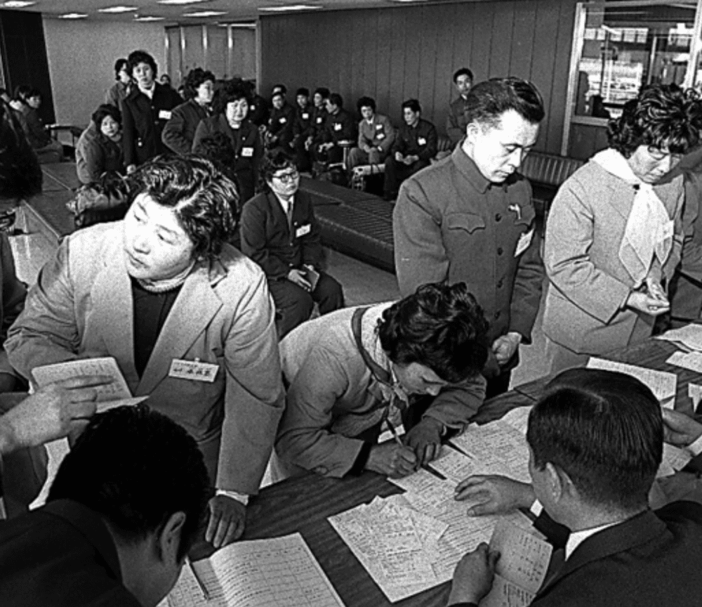 1981年3月2日，47名留守中国的孤儿回到了日本。<br label=图片备注 class=text-img-note>