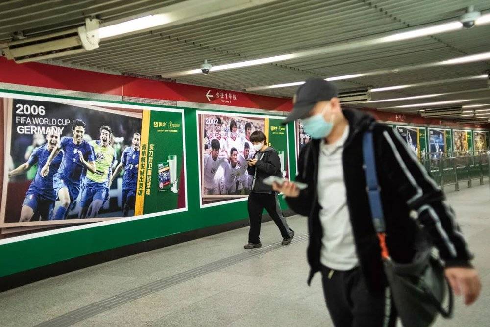 2022年11月5日，北京。西直门地铁站内的世界杯赞助商海报。（图 / 郭凯威）<br label=图片备注 class=text-img-note>