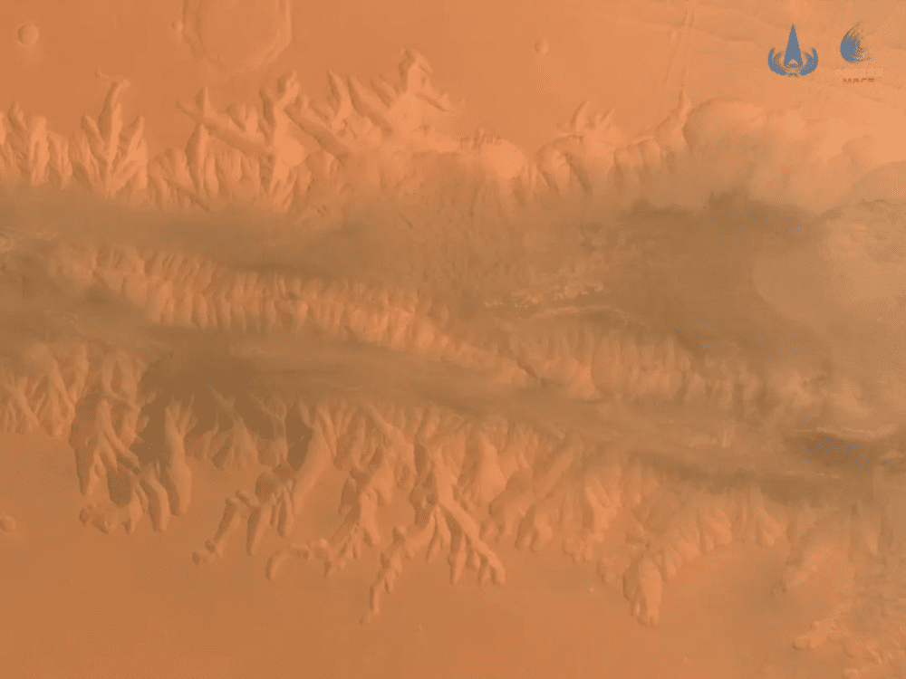 今年4月1日祝融号中分辨率相机拍摄的火星水手谷局部地貌，图源：国家航天局<br>