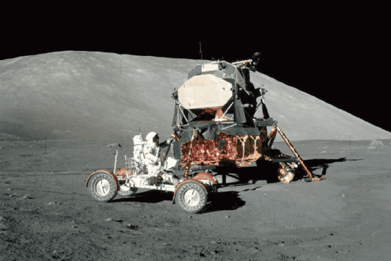 图注：阿波罗17号宇航员正在月球上驾驶电动月球车，图源：NASA