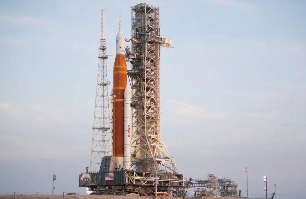 竖立在肯尼迪航天中心LC39B的首枚SLS火箭 | NASA/Joel Kowsky<br>