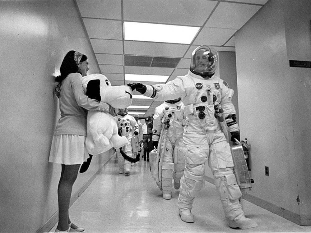 阿波罗10号指令长Tom Stafford出征时，拍了拍史努比的鼻子 | NASA<br>