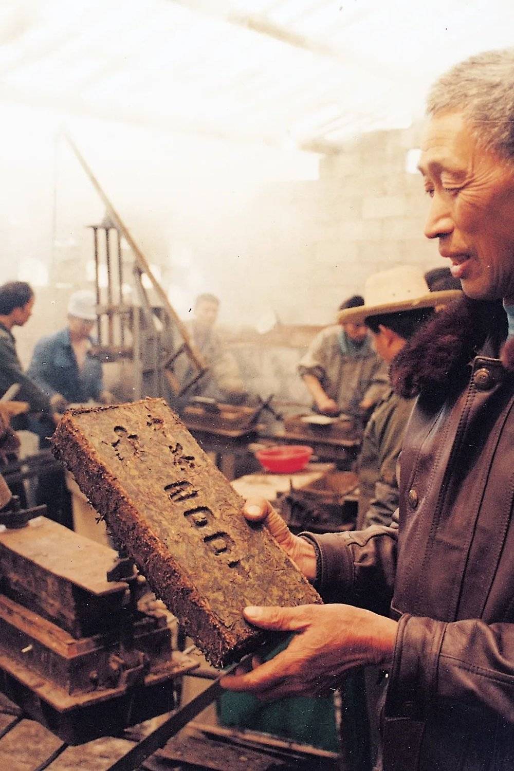 2001年湖北老青砖的生产车间里，工人们正在如火如荼地制作销往俄罗斯的老青砖