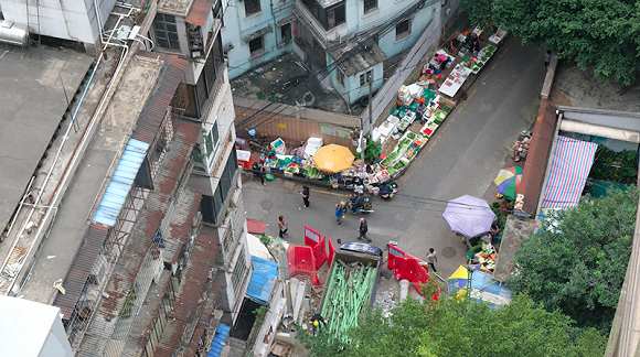 菜市场拆除后游走的摊贩（图片来源：受访人）<br>