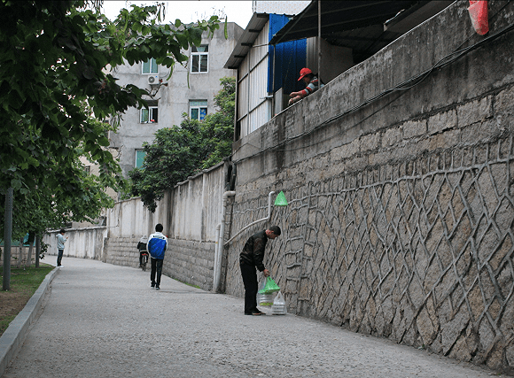 何志森在博士论文期间研究厦门送盒饭的小贩如何跨越学校围墙（图片来源：受访者）<br>