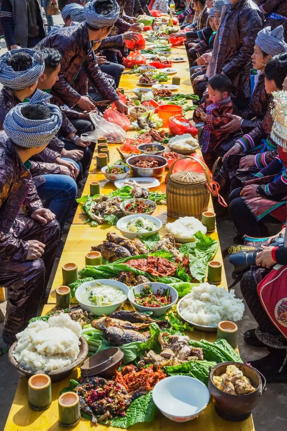 黔东南州黎平县苗族过新年长桌宴。摄影/尹刚