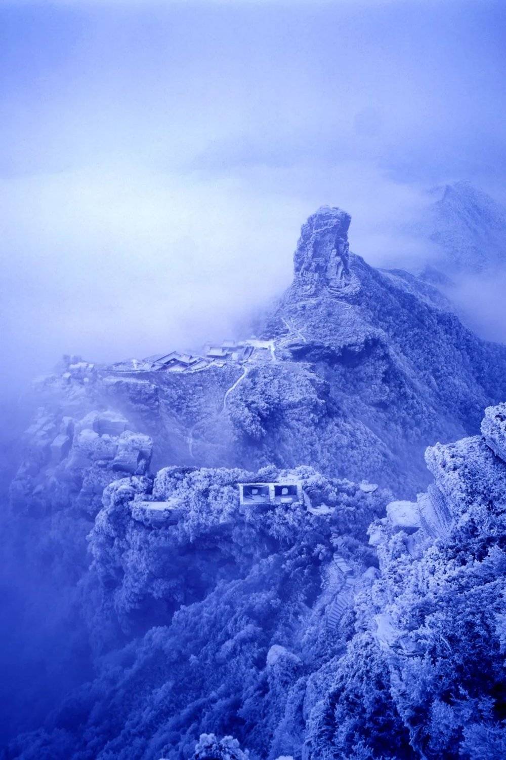 一到冬天，贵州的梵净山就成了雪沐千山。摄影/李贵云