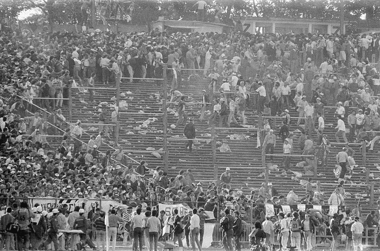 1985年5月29日，比利时布鲁塞尔，在欧冠决赛尤文图斯队和利物浦队的比赛前，双方球迷发生骚乱。