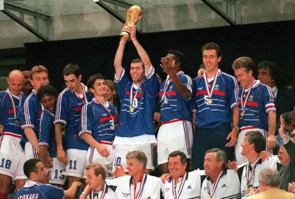 1998年世界杯是许多球迷心中最经典的一届世界杯，法国队夺冠，罗纳尔多和达沃·苏克分别获得了金球奖和金靴奖。/国际足联官网
