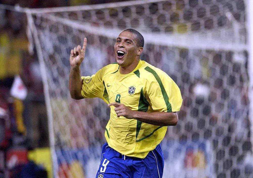 2002年巴西队夺得世界杯冠军，罗纳尔多凭借8球荣膺金靴。/FIFA世界杯官方微博