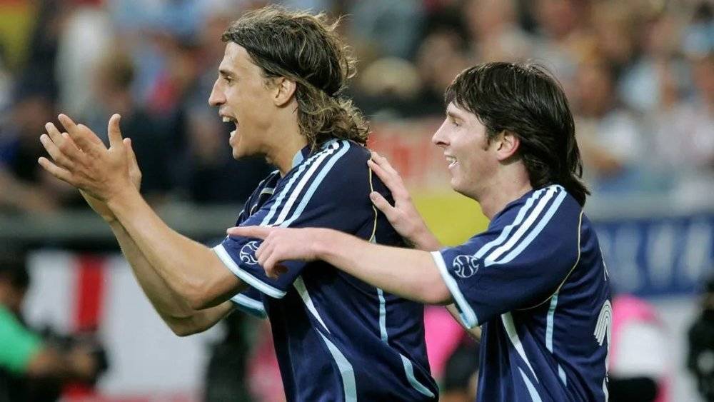 2006年世界杯，19岁的梅西首次登场，助攻克雷斯波，帮助阿根廷4-0领先。/FIFA世界杯官方微博