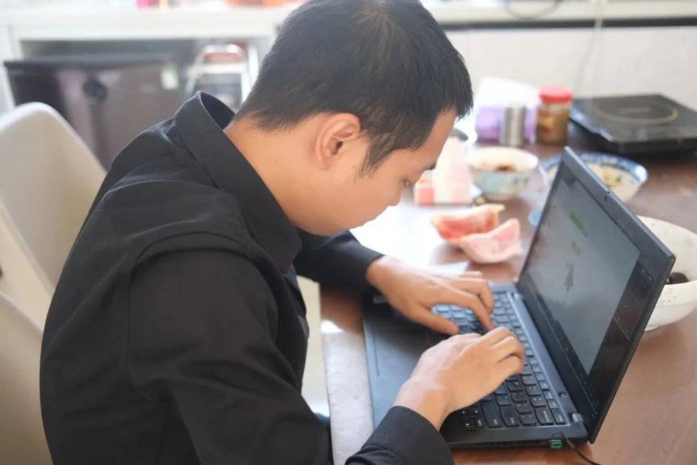 蔡聪依靠电脑和手机读屏软件处理各种信息。