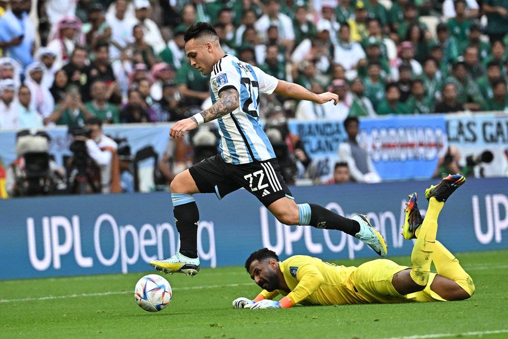 11月22日，阿根廷队球员劳塔罗（左）在比赛中挑射破门，之后进球因越位在先被判无效。图源：视觉中国<br>