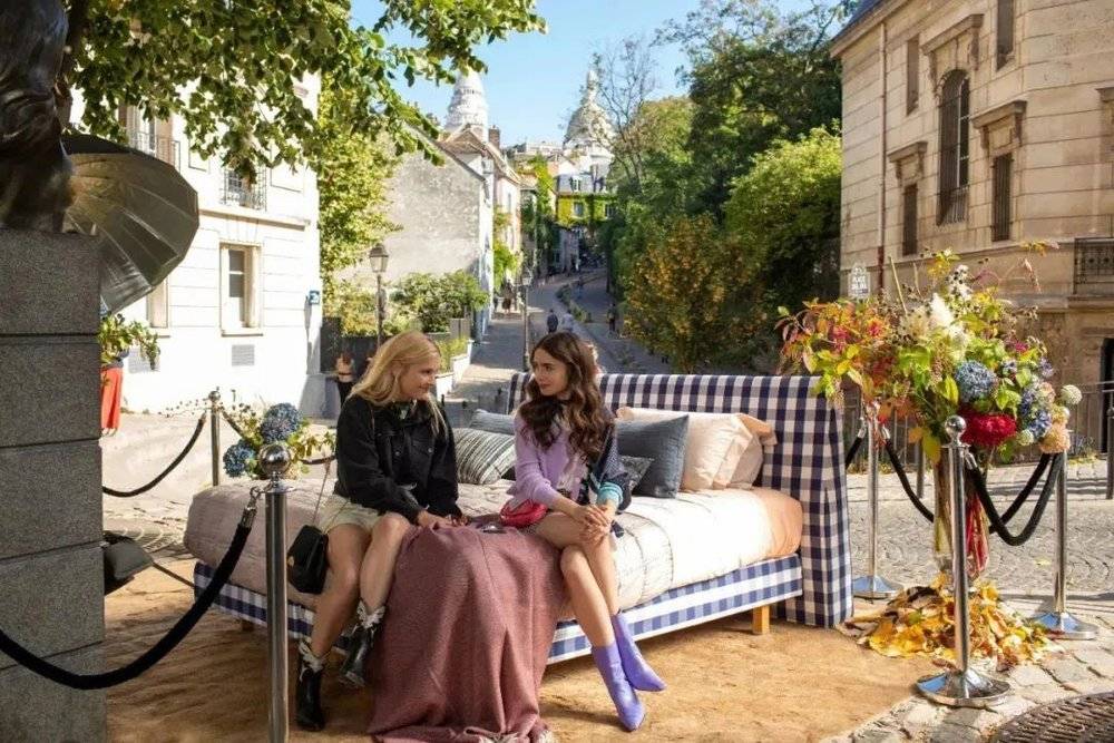 出现在剧集《艾米丽在巴黎》中的海丝腾床垫