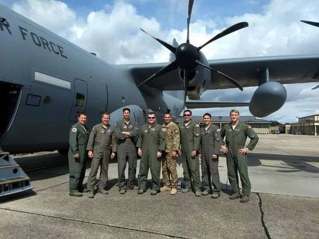  第53天气侦查中队的队员在C-130型飞机外合影。<br>
