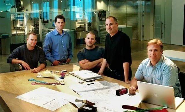 自左往右依次是：Tony Fadell、Jon Rubinstein、Jonathan Ive、Steve Jobs、Phil Schiller