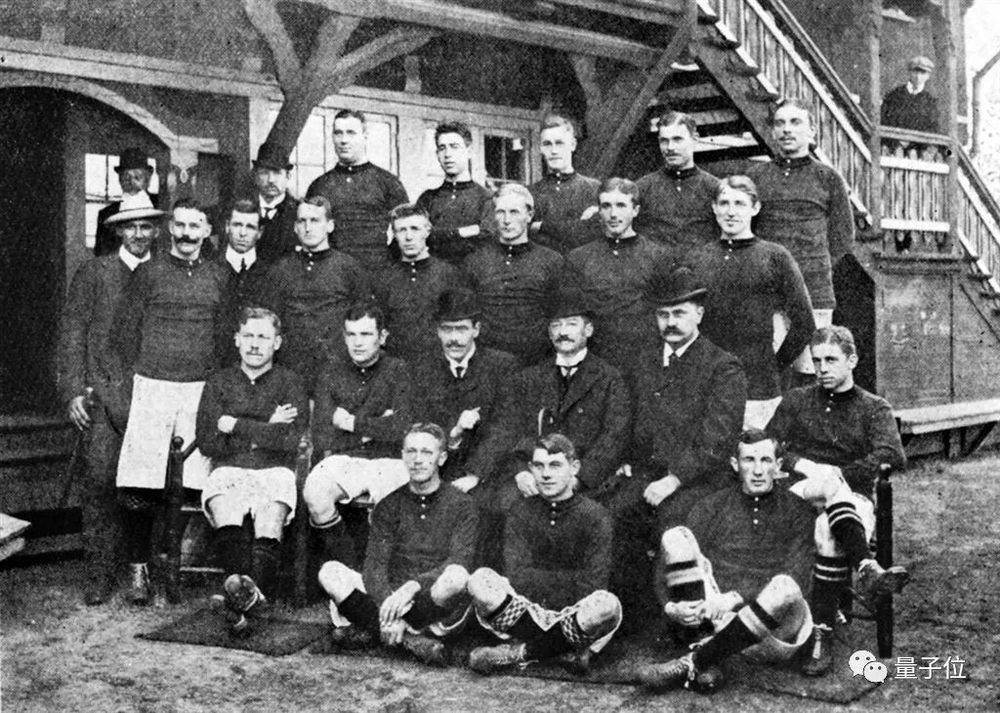 1908年奥运会丹麦足球队，最上面一排左二为哈拉尔德·玻尔，图源：wikipedia<br>