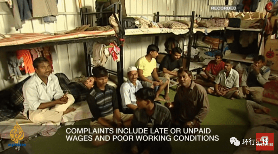 南亚建筑工人挤在集体宿舍内 图源自：Al Jazeera