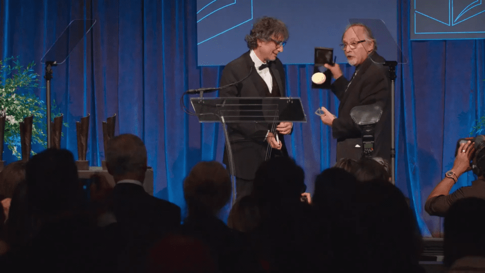 由尼尔·盖曼（左）为前辈阿特·斯皮格曼（右）颁发国家图书奖/视频截图