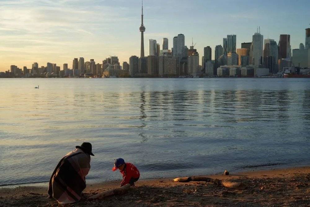 日暮黄昏，在湖心岛挖沙子 作者供图