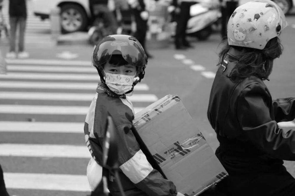 △路过的孩子，被马路上的变化吸引了目光。（摄影：林泽君）<br>