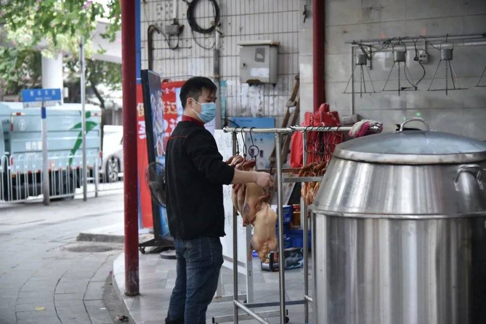 △ 烤鸭准备入炉，晚上的客人有口福了 时代周报 黄亮/摄