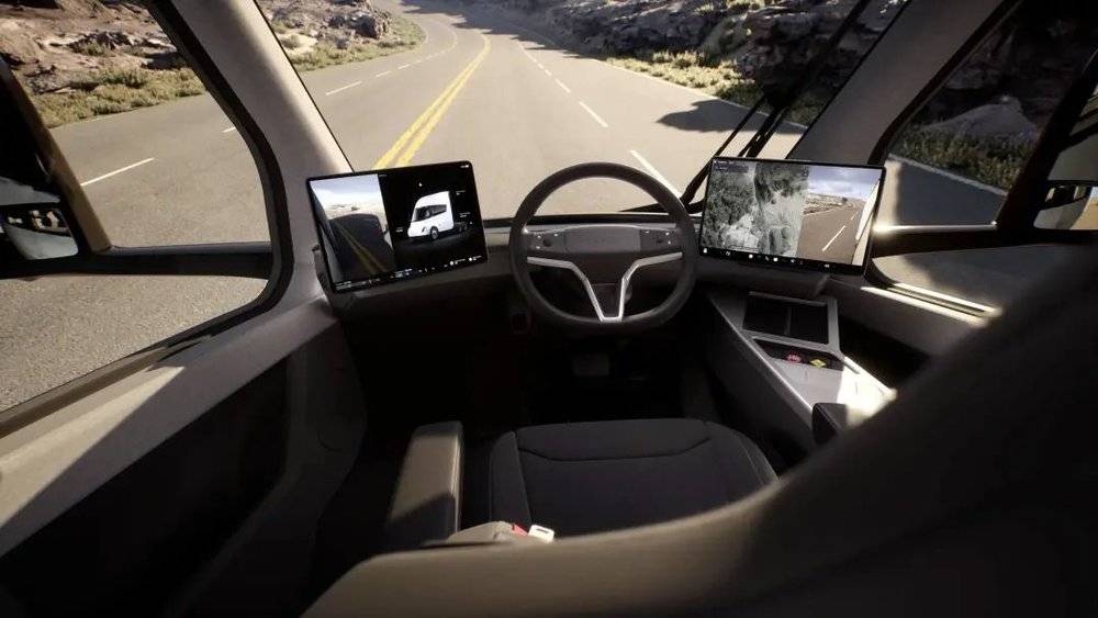 Semi的方向盘两侧各有一块显示屏，驾驶员可以实时查看路况和卫星图 图片来自：Tesla