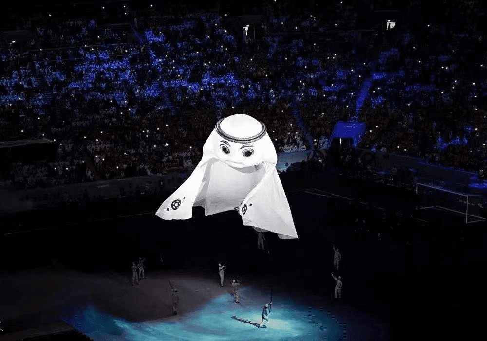 阿强在世界杯开幕式现场所摄的吉祥物“拉伊卜” ；受访者供图<br>