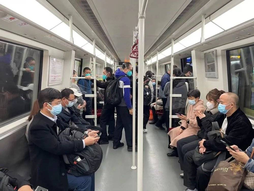 广州地铁乘员增加，摄影：郭宇