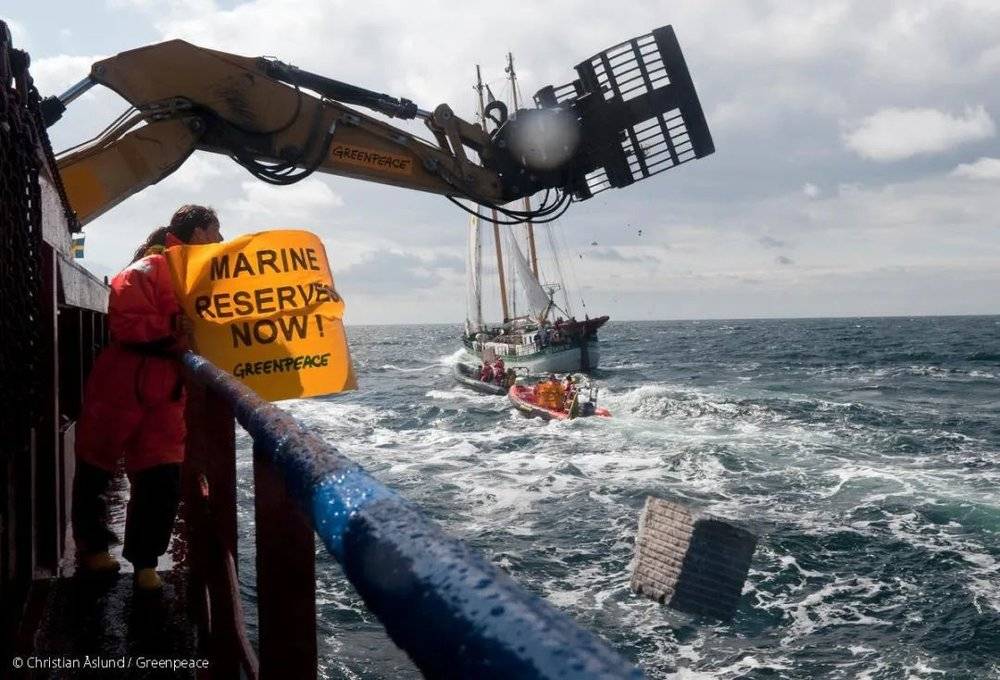 向海底投放石块的货船 / Greenpeace<br>