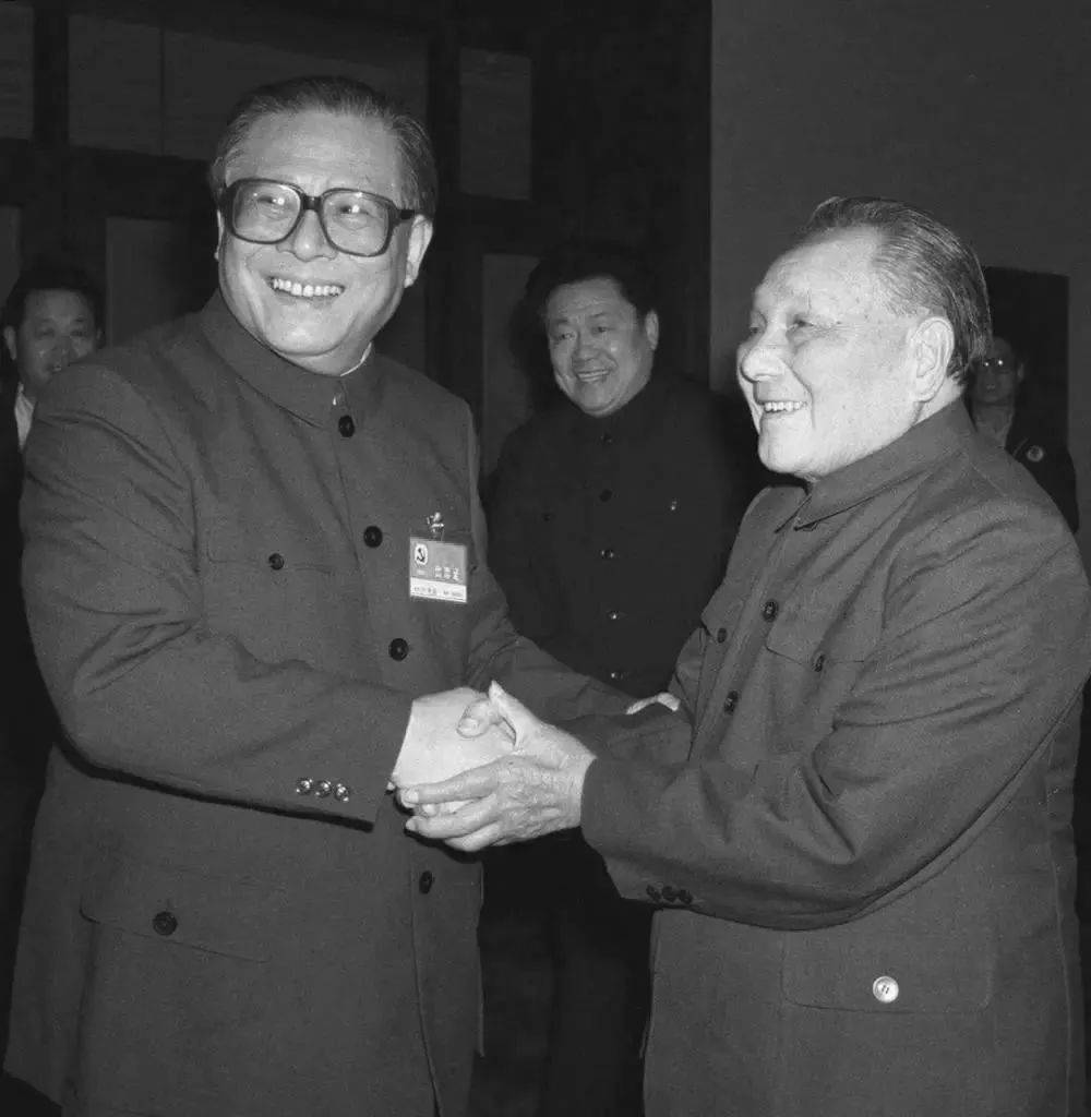 1989年11月6日至9日，中国共产党第十三届中央委员会第五次全体会议在北京召开。这是邓小平同志和江泽民同志亲切握手。新华社发