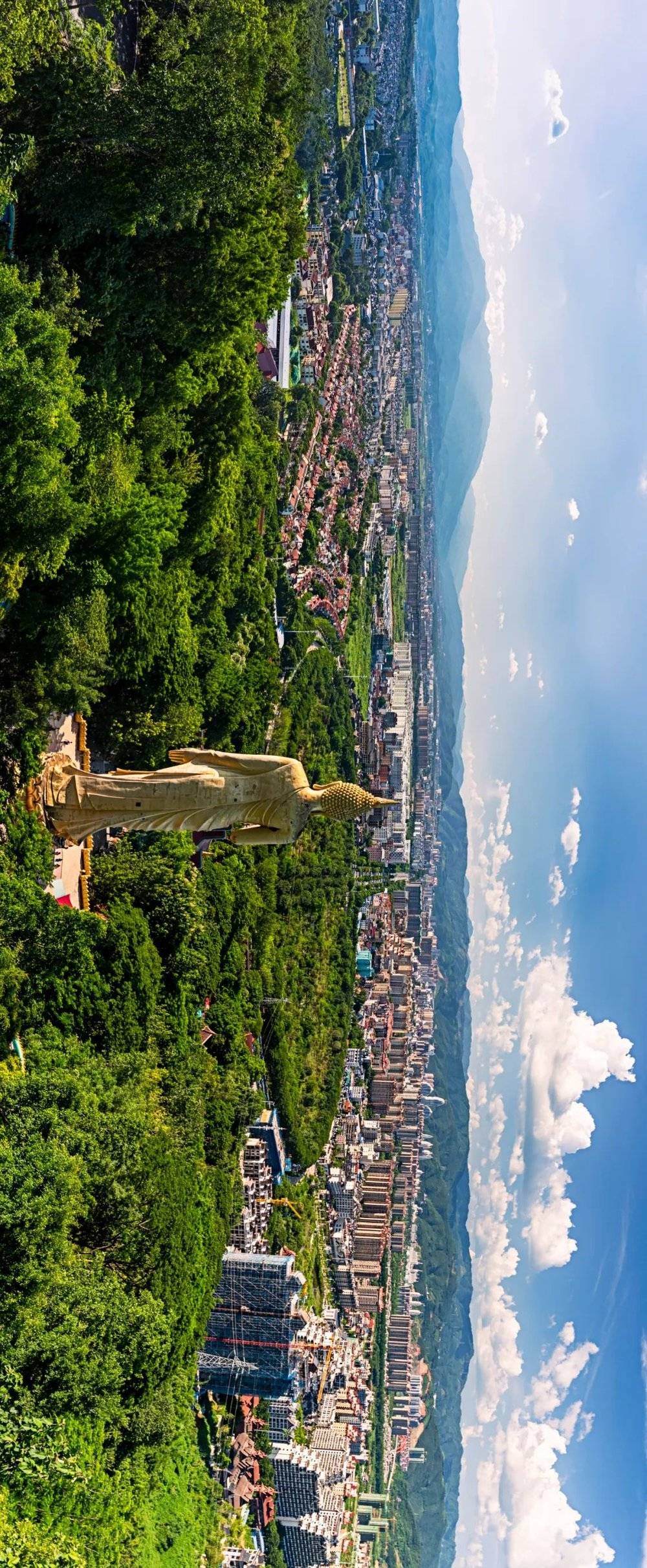 勐泐大佛寺俯瞰景洪市区。摄影/陈彦