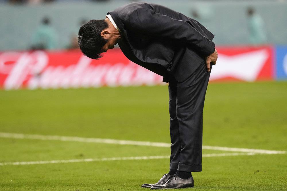 当地时间2022年12月5日，2022卡塔尔世界杯1/8决赛，日本在点球大战惜败克罗地亚，主教练森保一鞠躬道歉。/视觉中国