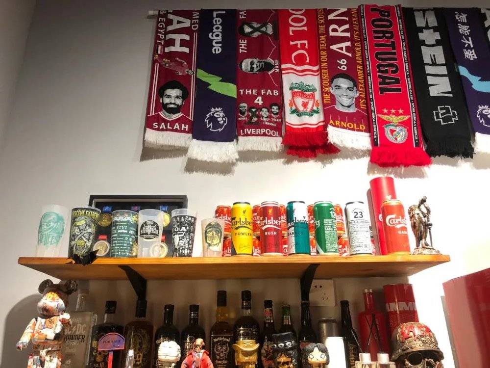 ▲Nolie酒吧的墙上挂满了球迷围巾。（摄影 赵宇）<br>
