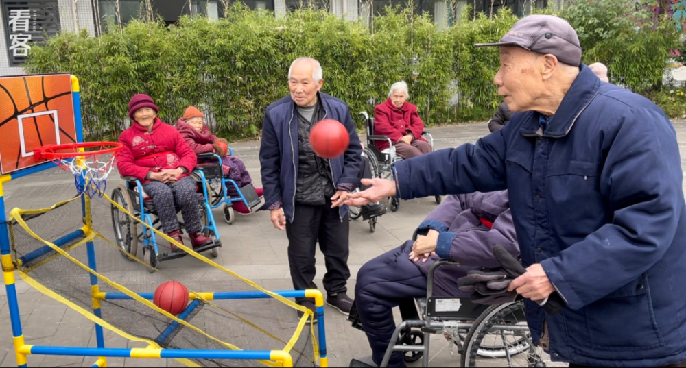 老人们在玩投篮机 受访者供图<br>