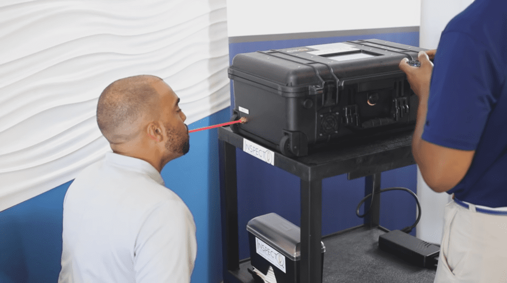 呼气检测设备的使用方法 | 图片来源：InspectIR Systems官网<br>