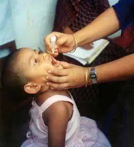 小朋友正在接受脊髓灰质炎口服疫苗｜USAID Bangladesh<br label=图片备注 class=text-img-note>