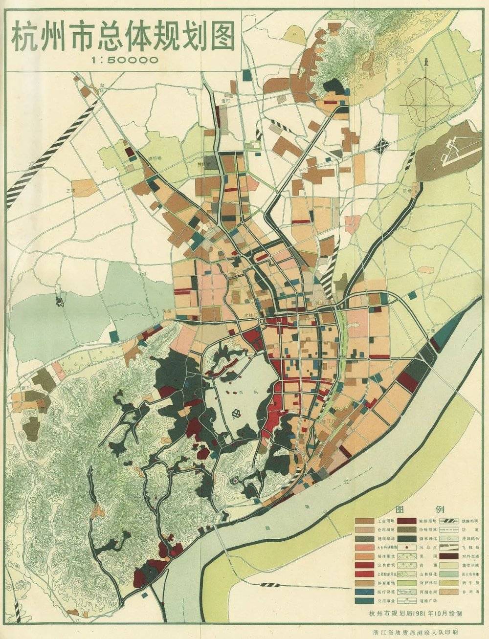 ▲第三轮城市总体规划（1978~1992年）分为两个阶段，1983年规划于1978年5月启动，1983年获国务院正式批复，这也是杭州历史上首次经国务院批复的城市总体规划，图为当时的杭州市总体规划图（1981年）。