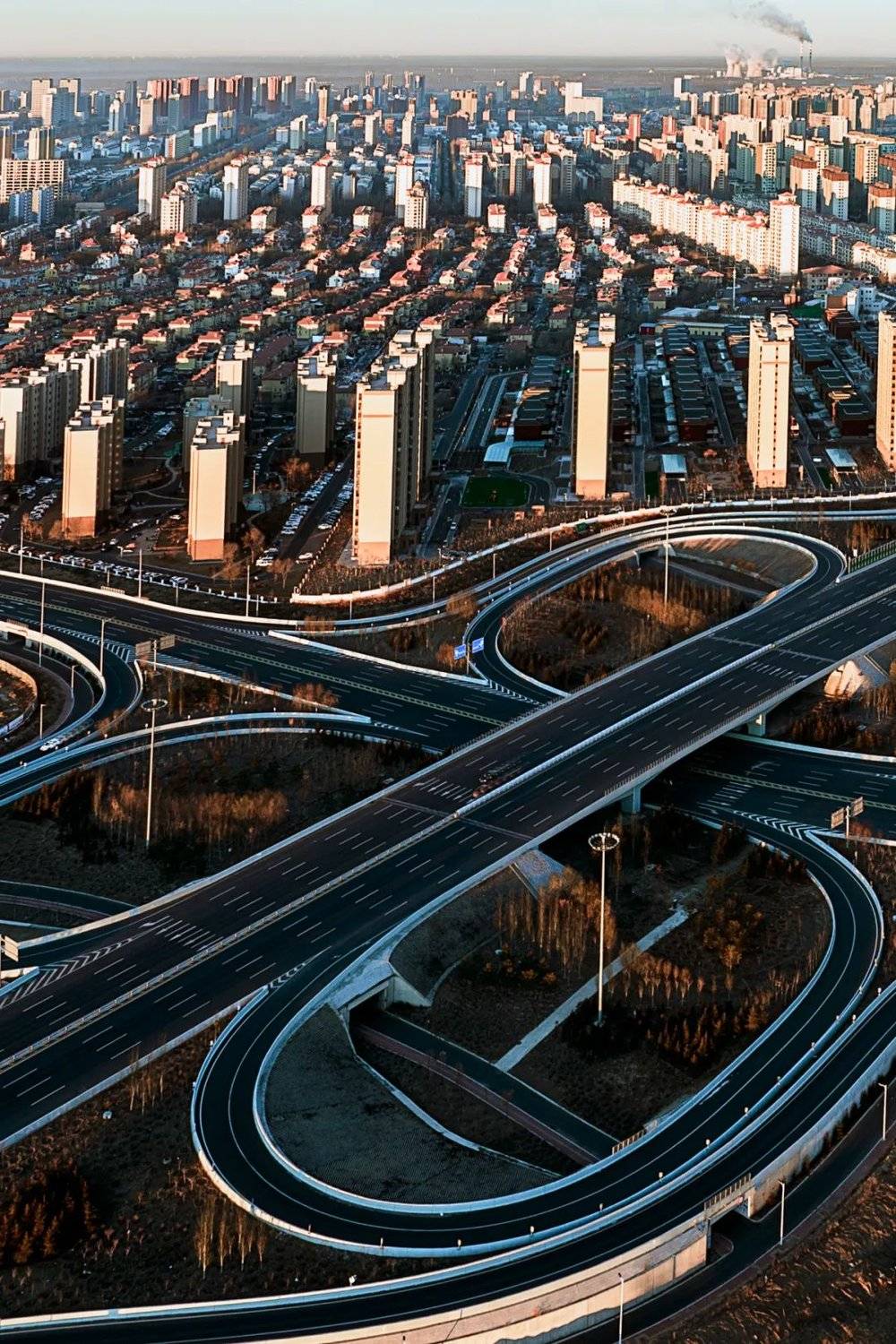 便利的交通带来城市繁荣，城市繁荣又促进了交通的便利程度。 摄影/牙医韩东