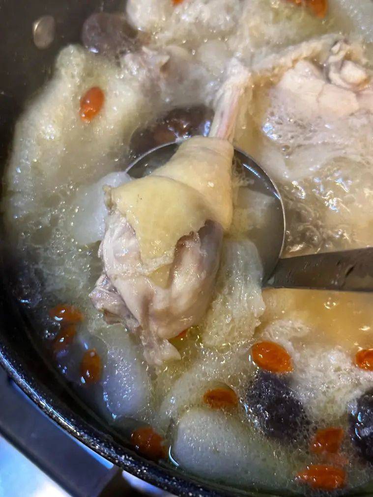 没有一只鸡能活着离开广东，鸡汤真的很好喝，特别是在冬天。