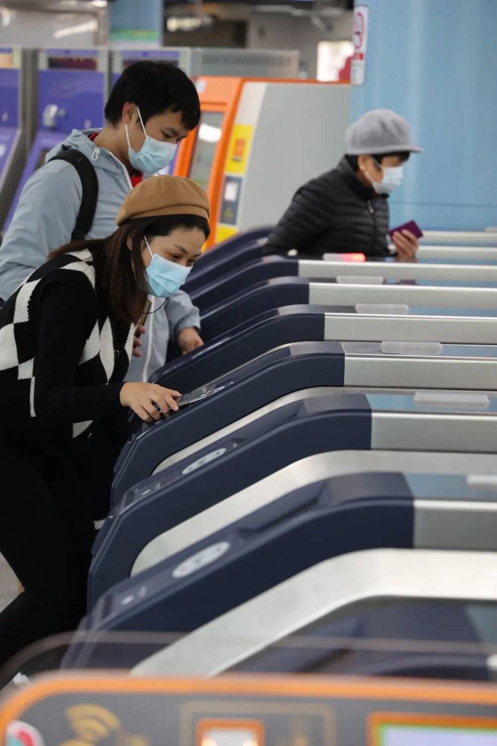 12月7日晚，广州地铁宣布进站无需扫场所码及查验健康码。摄影/林泽君