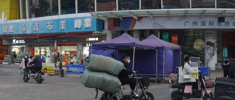 广州国际轻纺城外，装满布料的电动车“回归了”（时代财经王莹岭/摄）