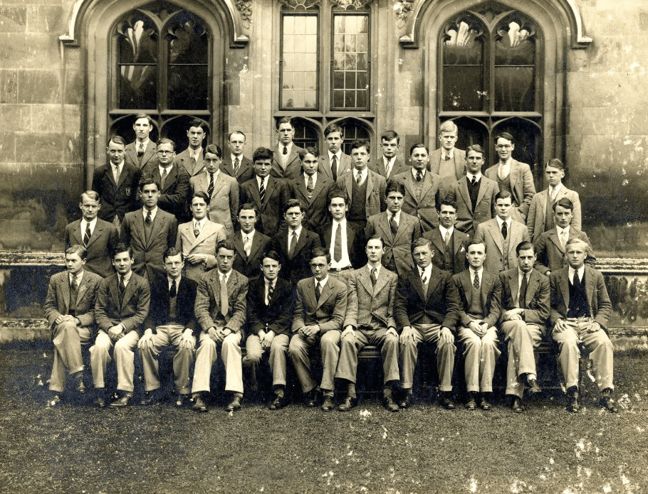 1931年艾伦·图灵（后排右三）在剑桥国王学院的合影丨图片来源：Cambridge<br label=图片备注 class=text-img-note>