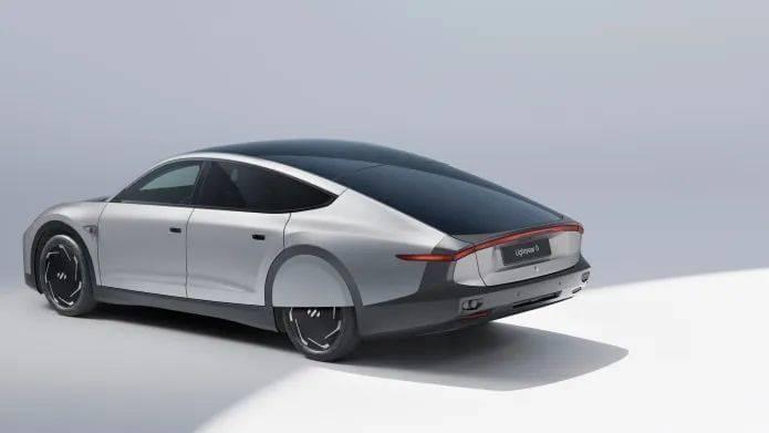 注：荷兰电动汽车初创公司Lightyear的太阳能汽车，添加了5平方米的太阳能电池板，每天最多可增加约70公里的行驶里程