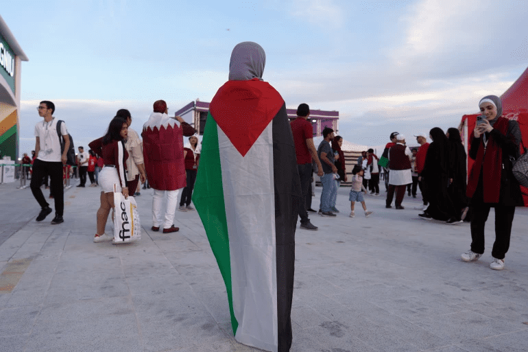 世界杯赛场外的巴勒斯坦支持者