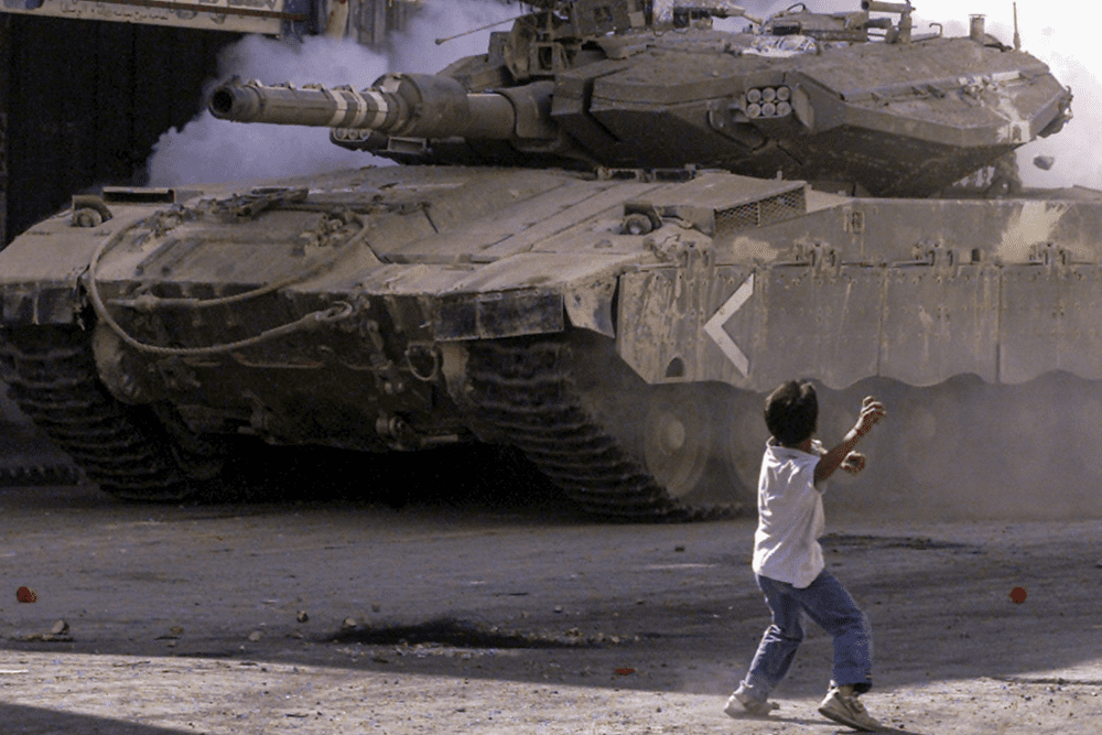 2003年巴勒斯坦儿童正向以色列安全部队的坦克丢石头<br label=图片备注 class=text-img-note>