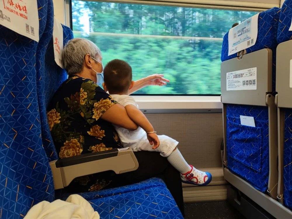高铁上，大风的母亲和孩子<br>