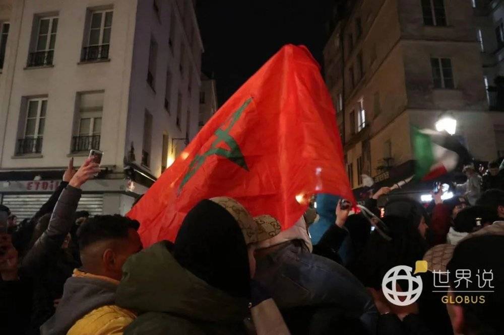 巴黎街头的摩洛哥国旗 / 世界说