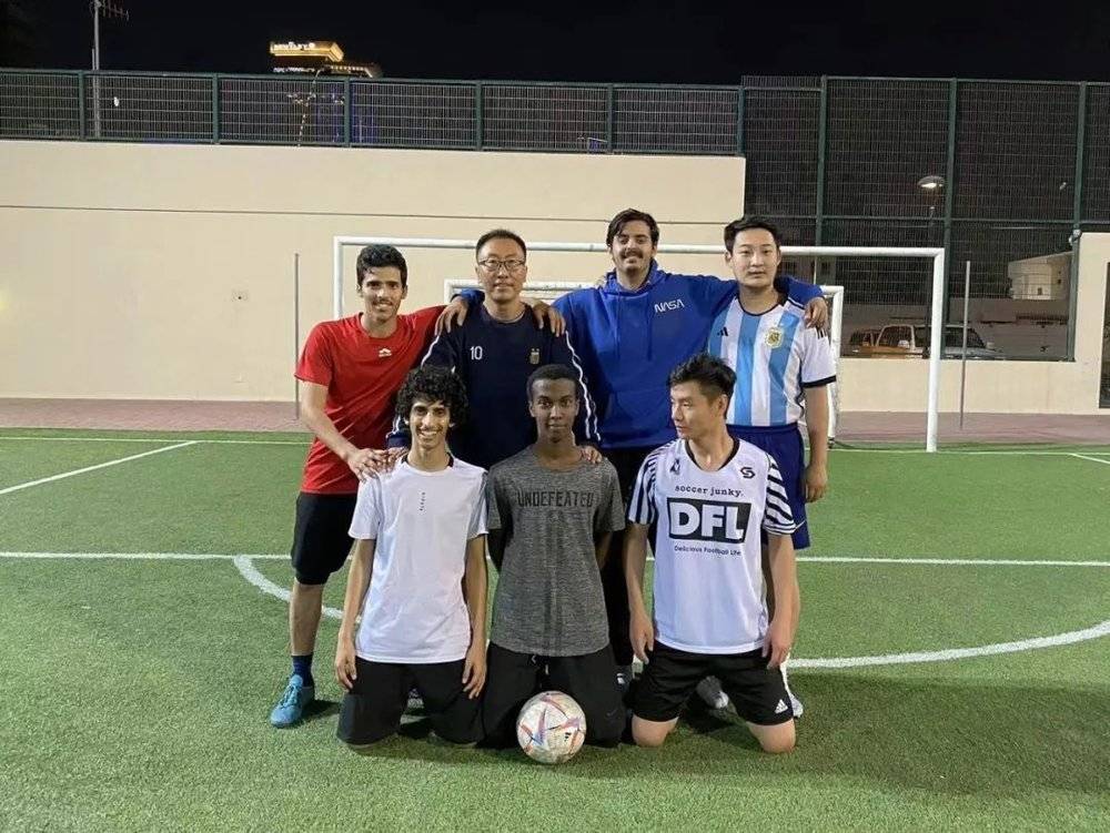 @爱踢球的程序员 （右前一）在卡塔尔野球场和新朋友踢球合影‍<br>