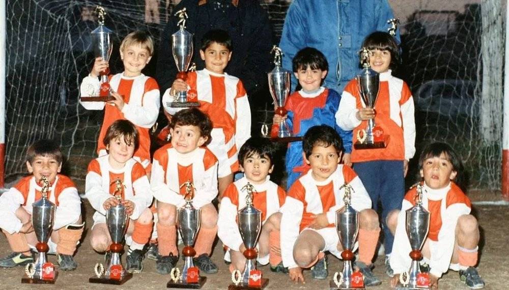 梅西（前排左二）在格兰多利俱乐部的儿童足球队<br>